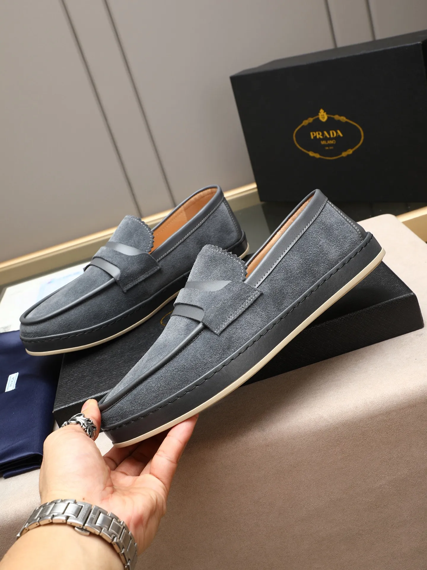 Men's men's shoes 💰P420 🆕🔥New update🔥👟PRADA (Prada) new products are released, imported soft cowhide, fashionable to allow air to penetrate the entire shoe, and the awesome shoes [strong] bring an extremely comfortable and breathable feeling! Beautiful inside and out! Exquisite workmanship, top-grade cowhide material, 😌Number: 38~44 (45 customized) 4 colors of black, blue, gray to choose from.
